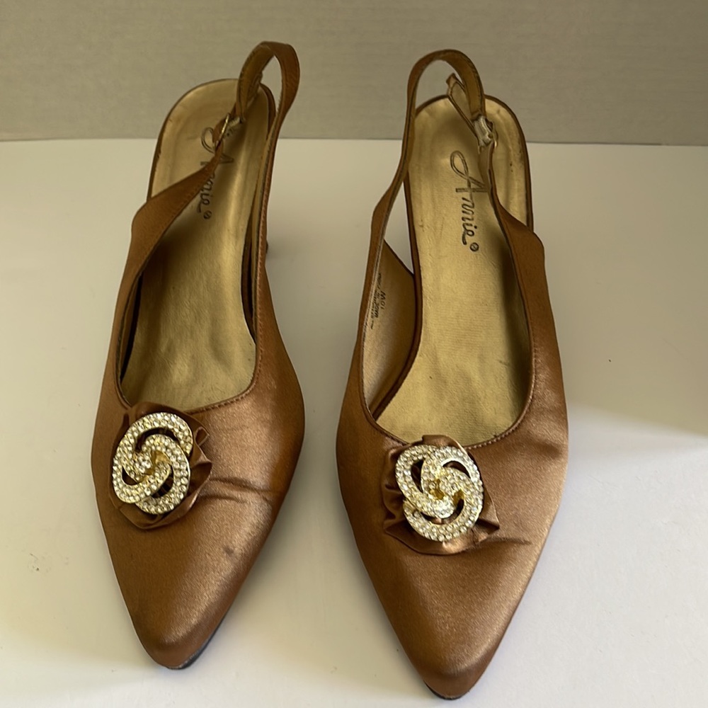 Annie Women’s Bronze satin pumps 10W
